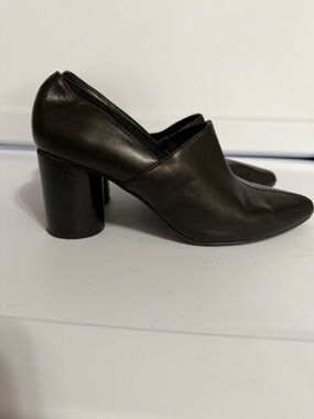 INTENTIONALLY BLANK Black Leather Round-Block Heel Pumps